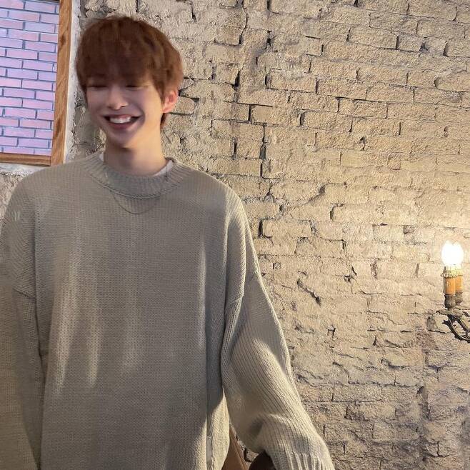 Singer Kang Daniel has emanated the charm of Large DogsKang Daniel uploaded two photos to his Instagram on April 2.In the photo Kang Daniel is beaming in a knit; Kang Daniel thrilled fans with his cave mouth and wide shoulders.In particular, Kang Daniel surprised those who saw it with a small face and superior proportion.The netizens who saw it responded such as cool, cute and alone, What is it, a human doll? It is so beautiful and Kang Daniel angel?Kang Daniel made his debut as Wanna One with Mnet Produce 101 Season 2 and finished first.Wanna One, which Kang Daniel belongs to, has been active in Energistic, Beautiful and Boomerang.Kang Daniel re-debuted as a solo singer after the dismantling of Wanna One, and released Wake Up (Who U Are) and PARANOIA.Kang Daniel releases his new album on Thursday.