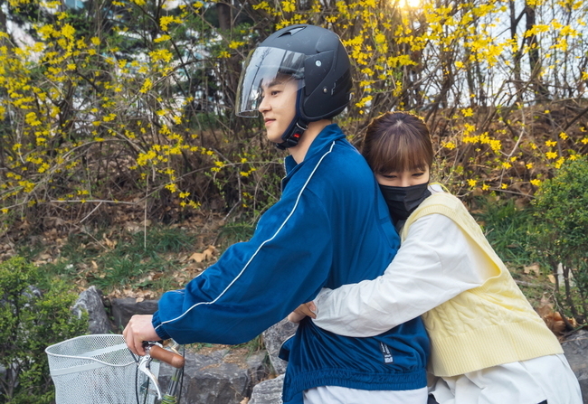 Ko Won-hee and Seol Jung-hwan have released a pleasant and exciting bicycle dating scene with a fresh spring sound.KBS 2TV weekend drama OK Photon Mae (playplayplay by Moon Young-nam/directed by Lee Jin-seo/produced Green Snake Media, Fan Entertainment) is a mystery thriller melodrama home drama that begins with the murder of a mother during her parents divorce lawsuit and all of her family members being identified as suspects of murder.Ko Won-hee and Seol Jung-hwan are playing the role of Lee Kwang-tae, the third daughter of Lee Cheol-soo (Yoon Ju-sang), who is simple and clear, and plays the role of Hung Gi-jin, who is bright, cheerful and strong.In the last broadcast, Lee Kwang-tae (Ko Won-hee) was convinced that Heo Gi-jin (Seol Jung-hwan), who borrowed a friends supercar, was rich and actively entered the summer ride.Despite the bad performance in the PC room, Lee Kwang-tae laughed as he came to meet Hugi-jin, mistaken for the fact that Hugi-jin, who was dressed in a thick attire and slippers, pretended to be unbearable.In the eighth episode to be broadcast on April 4, Ko Won-hee and Seol Jung-hwan will show a bicycle date that runs against the backdrop of bright spring flowrs in close contact with each other.Lee Kwang-tae climbed on the old bicycle that Hung Gi-jin dragged in the play.Lee Kwang-tae, who sits behind him, wearing a motorcycle helmet that does not fit, is closely attached to the back of Hum Gi-jin with a bicycle reaction.With a naturally cuddling pose taken, the fresh spring flowrs and two peoples bicycle two-shots that convey the fresh spring smell at once are raising expectations that it will be a prelude to pink romance.In addition, the scene of bicycle spring scenery of Ko Won-hee and Seol Jung-hwan was filmed in March.In the background of spring flowrs such as forsythia and cherry blossoms, I was excited not only for two people but also for the staff to shoot the scene together.Despite the early morning, Ko Won-hee and Seol Jung-hwan were unable to hide their stretches and prepared for the filming.In particular, Ko Won-hee and Seol Jung-hwan showed off their close intimacy by changing the bicycle during the break and revealing their experience of going to bicycle riding a long time ago.In addition, in the field, various devices were used to show the sweet dating scene of the two people, and the romantic scene was completed while trying to shoot from various angles.