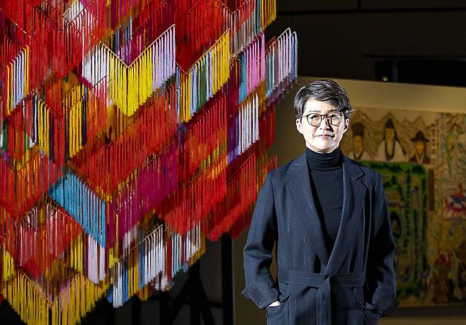 “제가 남매 중 제일 아버지하고 닮았대요. 사교성 없고 융통성 부족한 것까지도요(웃음).” 광주 비엔날레 전시관에 설치된 작품 앞에 선 김선정 대표. 입매와 뿔테 안경 너머 눈매까지 아버지 김우중 회장과 똑 닮았다. /김종연 영상미디어 기자