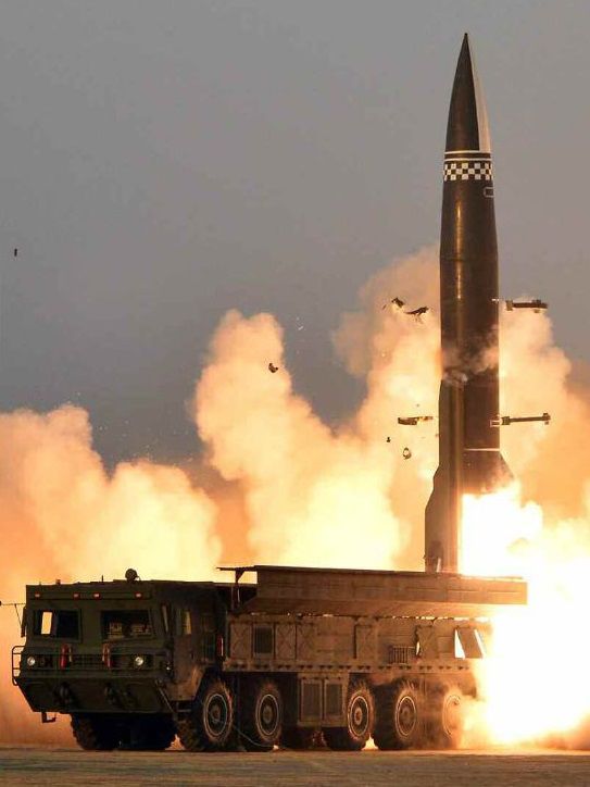 북한이 지난 3월25일 함경남도 함주군 일대에서 시험발사에 성공한  KN-23 개량형 탄도미사일. 탄두중량 2.5t으로 성주 사드기지를 1발로 초토화할 수 있는 것으로 알려졌다. /조선중앙통신