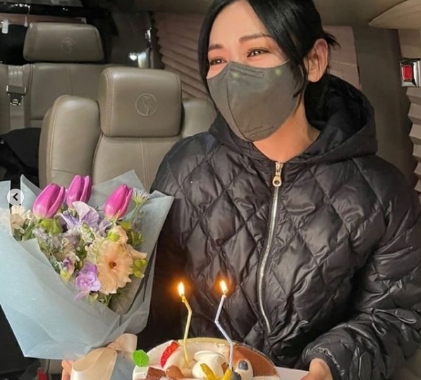 Kim So-yeon was greatly thrilled to receive the Fendt House 2 End Memorial Gift.Actor Kim So-yeon posted several photos on his instagram on the 3rd, along with an article entitled Thank you very much for your beloved Seojin team  jwidecompany family .In the public photos, Kim So-yeon has a certification shot taken with his family members who suffered from shooting Drama Fendt House 2.Park Eun-seok, a colleague who encountered the post, commented, Thank you for your service and My best sea is all beautiful ~.In particular, Kim So-yeon was impressed after receiving cakes and bouquets prepared by his family members in commemoration of End.With a look that seemed to shed tears at once, she attracted attention by revealing a charm that was 180 degrees different from the evil woman Chun Seo Jin.On the other hand, Kim So-yeon has been disassembled into Chun Seo-jin in SBS Golden Drama Fendt House 2 which was Ended on the 2nd. Season 3 starts in June.Kim So-yeon SNS
