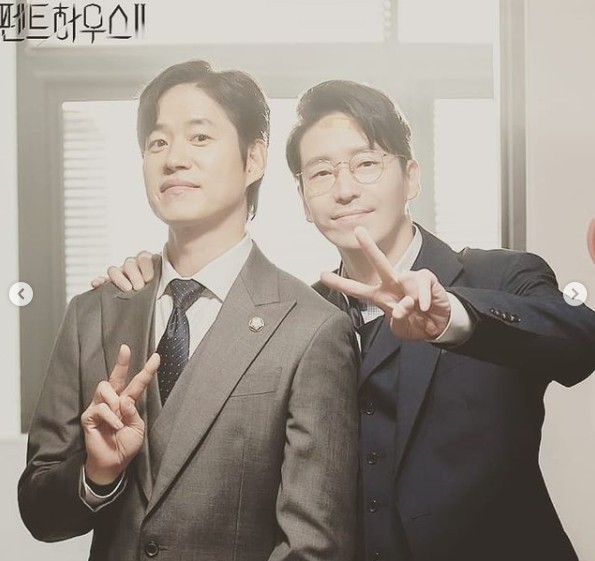 Yoo Jun-sang collected Eye-catching by releasing a friendly two-shot with Penthouse Um Ki-joon.On the 3rd, Yoo Jun-sang posted his Instagram article I met again # Um Ki-joon # Yoo Jun-sang # Penthouse # Thank you # UYMP #yujunsang.The photo together shows Yoo Jun-sang taking a pose with Um Ki-joon.The two handsome actors, who show off their perfect suit fit, are showing off their cute charm with a Bizar pose.On the other hand, Yoo Jun-sang has collected Eye-catching as a big politician who is in the corner of Um Ki-joon in SBS drama Penthouse 2.