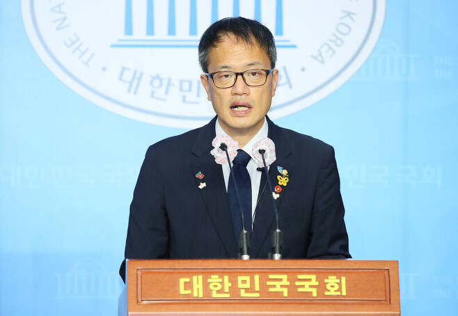 더불어민주당 박주민 의원이 지난해 8월 국회 소통관에서 기자회견을 열고 당 대표 경선에서 지지를 호소하고 있다. 연합뉴스