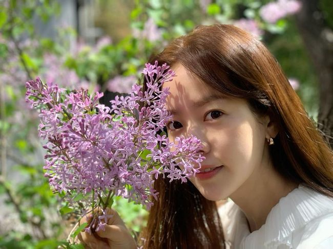 Actor Han Ji-mins beautiful looks were not covered by Flower either.Flower and FlowerBeautiful looks met and a picture-like picture was completed.On the 4th, Han Ji-min posted a recent picture and a picture of Common lilac. Mothers me on his instagram.The photo shows the daughter, taken by Mother of Han Ji-min herself, posing with a purple Common lilac.I covered my face with Flower, but the beautiful look that shines more than Flower was not covered.Beautiful looks, without humiliation, also admiration by Flower.Meanwhile, Han Ji-min appeared in the movie Joe released last year.