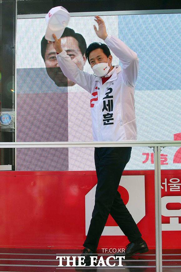 유세차량에 올라 인사하는 오세훈 후보.