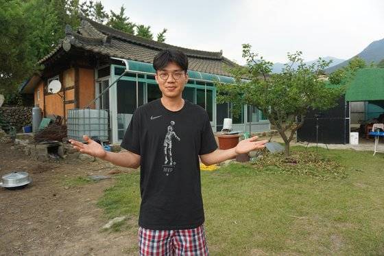 구독자 330만 유튜버인 BJ 보겸이 2019년 대구 달성군 유가읍 가태리 자신의 집에서 포즈를 취하고 있다. 대구=김정석기자