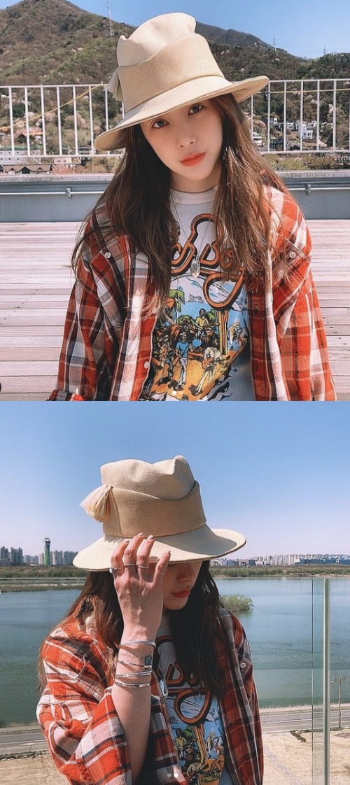 Singer Seo In-young showed off her fashionista sideSeo In-young posted a picture on his instagram with emoticons on the 5th.In the open photo, Seo In-young is showing a natural fashion by matching a checkered southern part with a printed T-shirt.Here, Seo In-young wears a stylish Fedora, boasts a sensible style, looks at the camera in front of the camera, and emits a doll-like beauty.The netizens who saw this are responding such as It is so cute, It is a doll and It is pretty.Meanwhile, Seo In-young has debuted as a group jewelery member in 2002 and shares his daily life through personal SNS.Seo In-young SNS