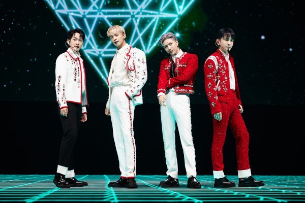 SHINee (a member of SM Entertainment) of Stage Artisan completed the first Online Concert successfully through Beyond LIVE.SHINees Beyond LIVE - SHINee: SHINee WORLD (Beyond Live - SHINee: SHINee World) was broadcast live around the world through Naver V LIVE from 3 pm on the 4th, and it was an online performance that combines colorful music, performance and real-time communication with fans, which enthused audiences of Anbang 1st Row around the world.In particular, about 130,000 viewers from 120 countries around the world, including the United States, Japan, Italy, Denmark, Greece, the United Arab Emirates, China, Britain, Germany, India, Saudi Arabia, Sweden, Costa Rica, Ecuador, Poland and Hungary, enjoyed the show in real time. It swept the top spot in Twitter real-time trends in Chile, Indonesia, Malaysia, Mexico, the Philippines, Singapore, Peru and Russia, confirming SHINees global power once again.On this day, SHINee included hits such as View (view), Sherlock (sherlock), Love Like Oxygen, Juliette, Dream Girl, and other regular 7th album title song Dont Call Me (Don Cole Me), which was released in February and was greatly loved The new song Stage, a total of 19 songs of colorful Stage, attracted global music fans.The songs I Really Want You (I Really Want You), Attention, and Kiss Kiss, as well as the regular 7th repackaged title song Atlantis (Atlantis) Stage, which will be released on the 12th, also attracted attention for the first time.In addition, the bands live arrangements in Dream Girl, I Really Want You, Heart Attack (Heart Attack), Married To The Music (Marid to the Music) stage, and An Encore stage add classical arrangements of SM Classics (SMS Classics) It also provided a sound sound, and it also caught both eyes and ears as it was able to meet Chemistry (Chemistry) and Binkan (KIND) Stage, which were produced in music video format and boasted sensual visual beauty.In addition, the performance on this day proved the charm of the online-only concert by enhancing the immersion of viewers by utilizing the graphic source that the waves of Atlantis seem to fluctuate vividly, including the grid effect of the Attention stage, which gives the space a distorted feeling to the large LED floor, the AR effect that utilizes the dreamy song atmosphere of View, and the space and planet background.At the end of the performance, the members said, I am grateful for this technology (like Beyond LIVE) and I think you enjoyed it.I am glad that my thirst has been resolved. I am happy to be supported so much.We will make you a good place to communicate with you in the future, so lets have fun together. We have interactive communication with fans through multiple video connections. We have also set up the subtitles of this concert and read real-time comments.Meanwhile, SHINees Beyond LIVE - SHINee: SHINee WORLD will be streamed on the 13th at 8 pm and 11 am on the 18th via Naver V LIVE.