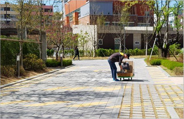 5일 서울 강동구의 한 아파트 단지에서 택배기사가 수레에 물건을 싣고 이동하고 있다. ⓒ데일리안