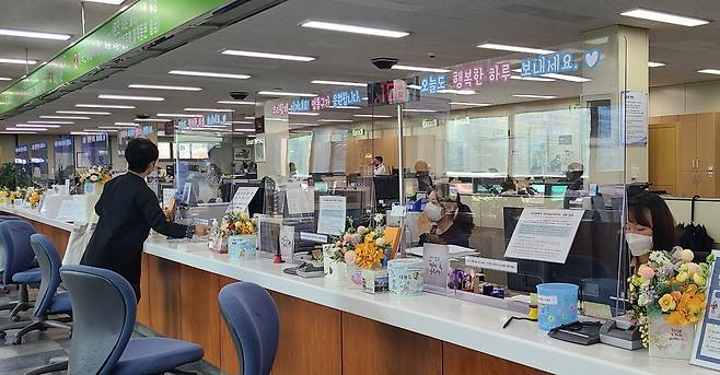가림막에 따뜻한 문구를 부착한 영통구청 민원실. / 사진제공=수원시 영통구