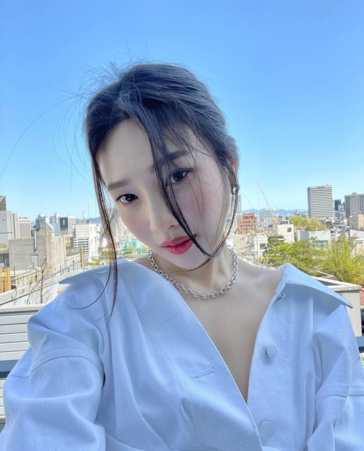 Group Red Velvet member Joy has released a selfie that stands out for pure and clean beauty.On the 6th, Joy posted a number of photos on his personal instagram with the words Clean.Joy, who wore a white jacket and gave points to accessories, is radiating pure and clean beauty under the clear sky.Especially, the natural wind-blowing hair and clavicle lines make the charm even more attractive: Joy, who has a bright ball touch and white skin.The netizen who saw this showed a witty response such as I have to learn swimming, not to fall into Joy and I really do....Amazing.