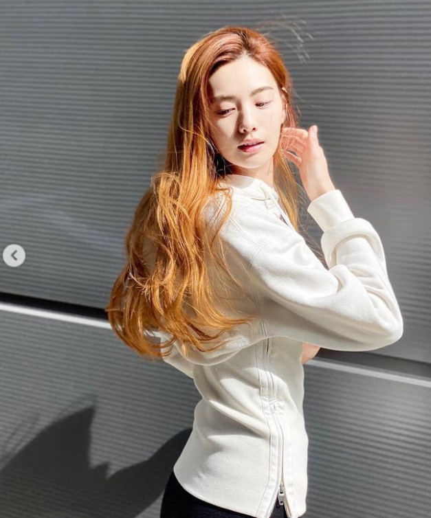 Actor Nana, from Group After School, boasted the same beauty as Princess.Nana posted two photos on her Instagram account on April 6 without any writing.In the photo, Nana is sunning outdoors. The sun attracts more transparent skin.Nana boasts as much a glamorous beauty as she wears a dress, even though she only wears a white T-shirt.Especially, the appearance of the reporter # 1 is the illusion that it looks like watching the Princess in the movie.Meanwhile, Nana debuted in 2009 with the group After School single album Because of You.Last year, she won the Best Female Award in the mini-series category for KBS Acting with the Drama Exit Table and proved her ability to act.Nana is currently appearing on MBC Drama Oh! Master.