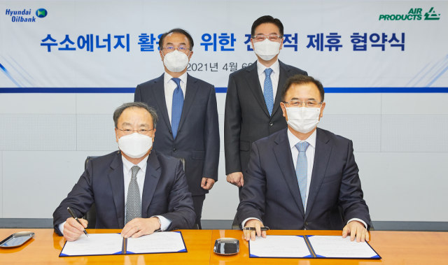 강달호(앞줄 오른쪽) 현대오일뱅크 대표와 김승록(앞줄 왼쪽) 에어프로덕츠코리아 수석부사장이 6일 서울 중구 현대오일뱅크 서울사무소에서 ‘수소 에너지 활용을 위한 전략적 협력 양해각서(MOU)’를 체결하고 있다./사진 제공=현대오일뱅크