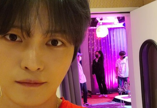 Jaejoong showed off his warm visuals.On the 5th, Seeds now official Instagram said, You do not have to do the Superme Leader Snoke.Open the door right away. Two photos were posted.In the photo, Jaejoong took a selfie at the Waiting Room; Jaejoongs deep eyes, which seemed to fall out, and visuals, while still unchanged, caught his eye.In addition, Jaejoong boasted a perfect sculptural visual with a sleek jawline and clear features.On the other hand, in commemoration of his birthday, Jaejoong had a meaningful birthday more than ever on January 26th, communicating with global fans in real time through the special live broadcast of Jaejoong With J-Party X Vanilla Stage.