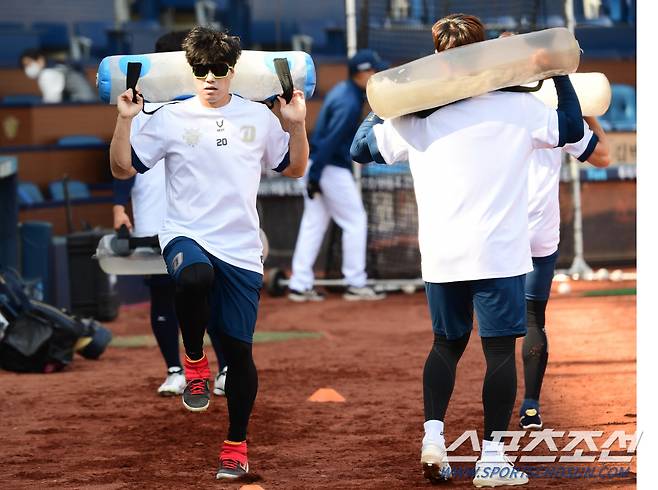 2021 KBO리그 NC다이노스와 롯데자이언츠의 경기가 7일 창원 NC파크에서 열릴 예정이다. 경기전, NC 정범모가 물이 채워진 워터백을 들고 근력운동을 하고 있다.