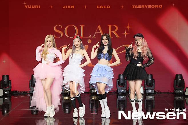 Group LUNARSOLAR The second single SOLAR: rise was released on April 7 in the aftermath of COVID-19, Non-Contact Online.LUNARSOLAR poses during photo time on the day.Photos: Janet
