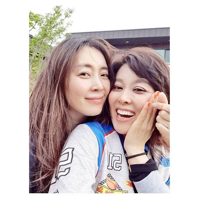 Actor Song Yoon-ah had a surprise meeting with musical actor Hong Ji-min.Song Yoon-ah posted several photos on his Instagram on April 7, along with an article entitled Suddenly...Savoie Wait... Youve Goed to....In the public photos, Song Yoon-ah and Hong Ji-min pose with their faces in a friendly manner.Both of them showed off their beauty with their different charms in their natural appearance.The two of them had a relationship with each other in the SBS drama On Air, which was aired in 2008, and they still boasted a strong friendship and showed warmth.Meanwhile, Song Yoon-ah is currently under positive review after receiving a proposal for casting the new Channel A drama The Queens House.