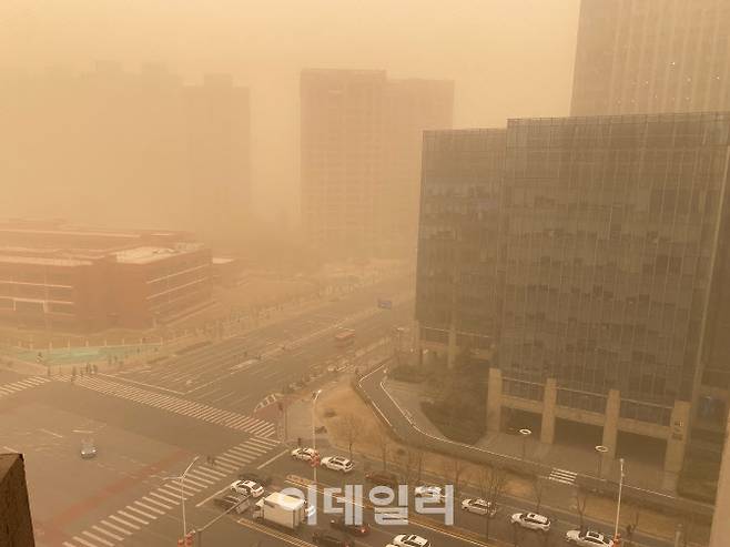 지난달 15일 황사로 뒤덮힌 베이징. 사진=신정은 기자