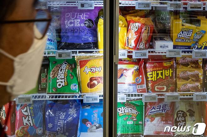 지난달 1일 서울시내 한 대형마트 냉동고에 아이스크림이 진열돼 있다. 2021.3.1/뉴스1 © News1 유승관 기자