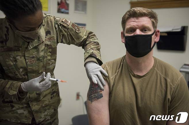 미군 장병들이 신종코로나바이러스 감염증(코로나19) 백신 1차 접종을 받고 있다. (주한미군사령부 제공) 2020.12.29/뉴스1 © News1 임세영 기자