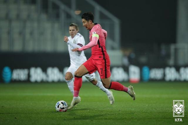 손흥민(왼쪽)이 지난해 11월 오스트리아 빈 남부 비너 노이슈타트의 비너 노이슈타트 슈타디온에서 열린 멕시코와 평가전에서 돌파하고 있다. 대한축구협회 제공