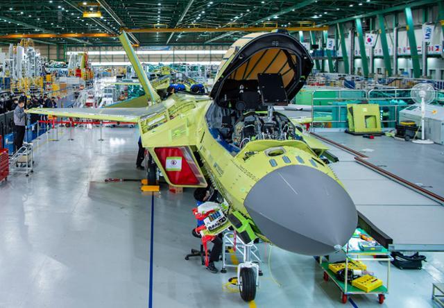 지난달 24일 경남 사천 한국항공우주산업(KAI) 사천공장에서 한국형전투기 KF-X 시제기 막바지 조립 작업이 진행되고 있다. 방위사업청 제공