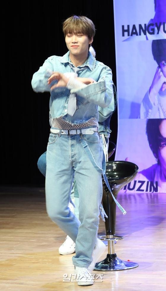 Group BAE173 held a showcase to commemorate the release of its second Mini album Intersection: Trace (INTERSECTION: TRACE) at Ilji Art Hall in Cheongdam-dong, Seoul Gangnam District on the afternoon of the 8th.BAE173 (Lee Han-gyeol, Jay-min, Yüzün, Junseo, Rotating savings and credit association, Youngseo, Namdo Prefecture, Light, Doha) member Junseo is presenting point choreography.
