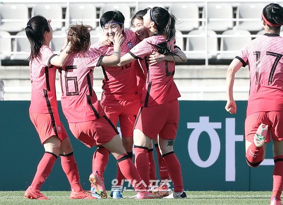 한국 여자 대표팀이 8일 고양종합운동장에서 2020 도쿄올림픽 여자 축구 플레이오프 1차전 중국과 경기를 치르고 있다.