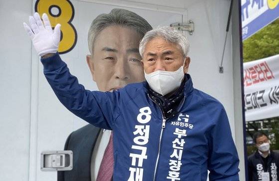 정규재 자유민주당 부산시장 후보가 지난 6일 오후 부산 부산진구 서면교차로에서 선거유세를 하고 있다. 뉴스1