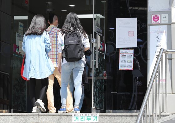 4·7재보궐 선거일인 7일 오후 청년유권자들이 서울 서대문구 신촌동자치회관에 마련된 투표소로 향하고 있다. [뉴스1]