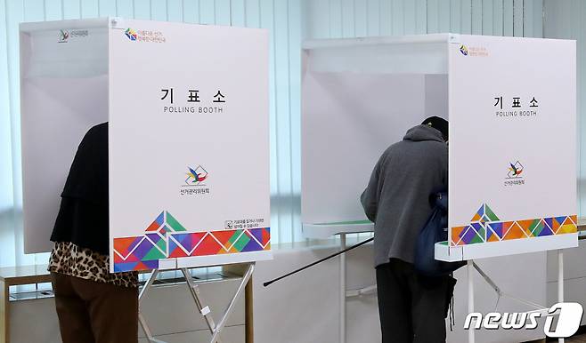 4·7재보궐 선거일인 7일 오전 서울 종로구 삼청동주민센터에 마련된 투표소에서 시민들이 투표를 하고 있다./사진=뉴스1