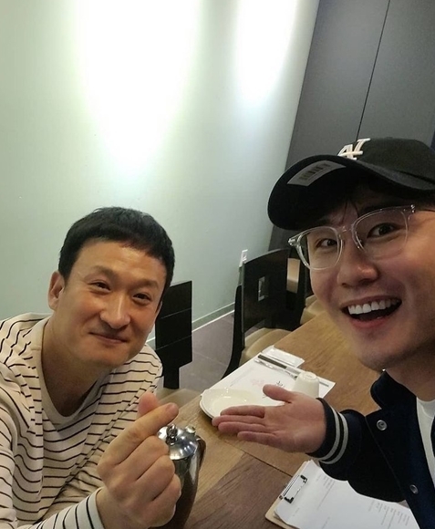 The comedian Seo Kyung-seok ate with the singer Youngtak.Seo Kyung-seok posted two photos on his Instagram account on April 8.The photo shows the two men, Seo Kyung-seok and Young-tak, who visited Restaurant, posing in a comfortable outfit, looking at the camera.It is a picture that shows the warm atmosphere of the senior and junior with a good impression.In addition, Seo Kyung-seok added, Good man. Impression. Im rooting for him.The fans who responded to the photos responded by commenting, You look good, I invite you to the Seo Kyung-seok radio as a guest.