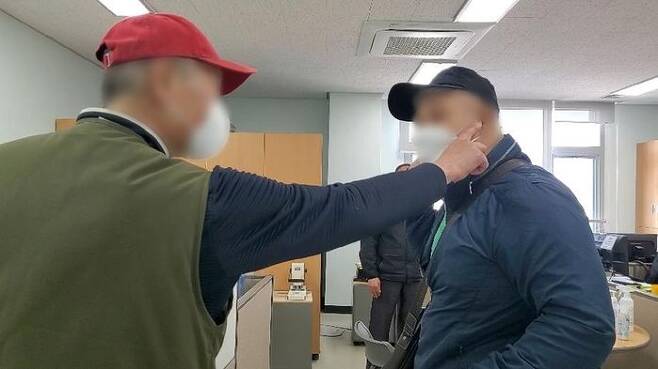 22년 전 헤어진 동생의 귀를 알아보는 형의 모습 (사진=남양주남부경찰서 제공/연합뉴스)