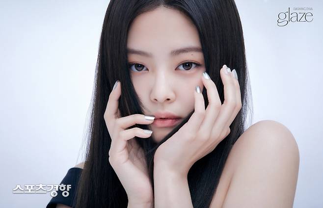 블랙핑크의 제니가 글로벌 네일 브랜드 데싱디바의 새로운 브랜드 모델로 전격 발탁됐다. 데싱디바