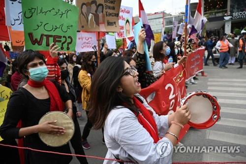 '여성의 날'에 행진하는 파키스탄 여성들 [AFP=연합뉴스]