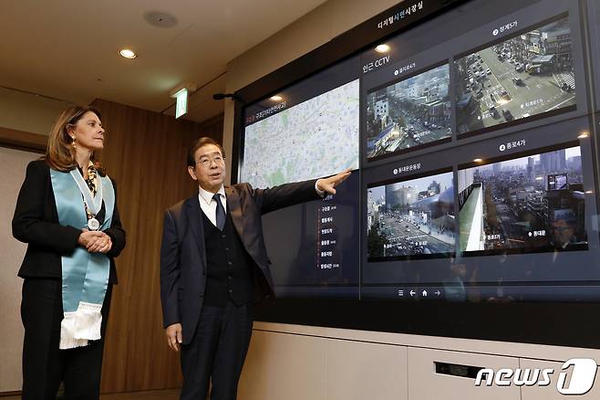 2019년 12월 16일 박원순 전 서울시장이 마르따 루시아 라미레스 콜롬비아 부통령에게 서울시청 집무실 벽의 '디지털 시장실'을 소개하고 있다. 2019.12.16/뉴스1 © News1 안은나 기자