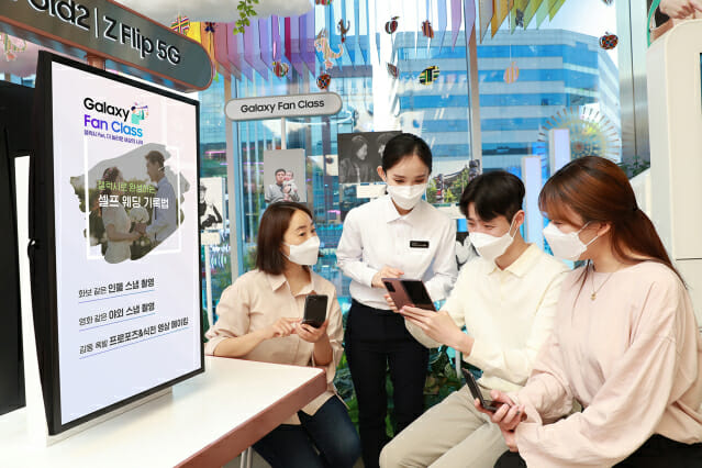 삼성 디지털프라자 강남본점에서 갤럭시 팬큐레이터가 예비 신혼 부부를 위해 '셀프 웨딩 기록법' 교육을 진행하고 있다. (사진=삼성전자)