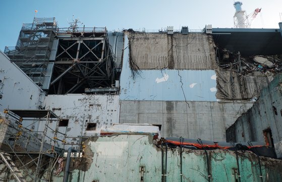 2011년 동일본 대지진 당시 폭발 사고로 외벽이 떨어져 나간 후쿠시마제1원전의 모습. [중앙포토]
