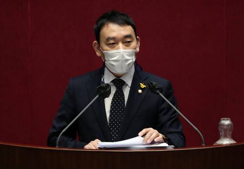 더불어민주당 김용민 의원이 13일 국회 본회의장에서 국가정보원법 전부개정 법률안에대한 무제한 토론을 하고 있다. /연합뉴스