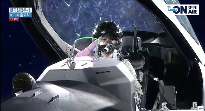 Korea Air Force Capt. Yang Yoon-young, the first pilot of the KF-21, salutes from the cockpit. (Cheong Wa Dae)