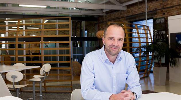 르네 드 몽시 신임 청장의 낭만적인 표정