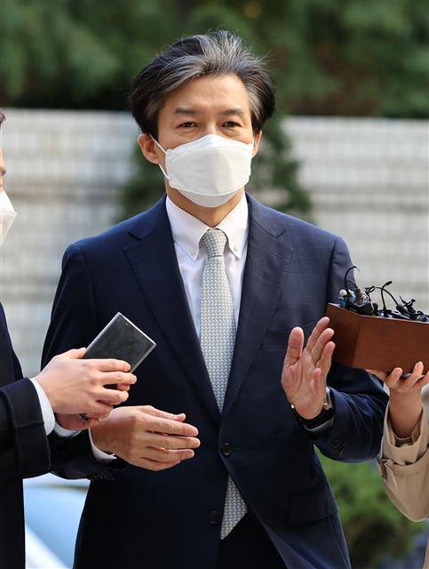 - 유재수 전 부산시 경제부시장 감찰무마 등 혐의를 받고 있는 조국 전 법무부 장관이 23일 오전 서울 서초동 서울중앙지법에서 열린 공판에 출석하고 있다. 2020.10.23뉴스1