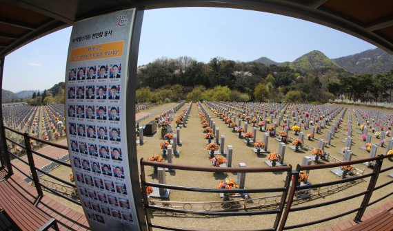 대통령 소속 군사망사고진상규명위원회가에 천안함 재조사 결정 번복이 논란이 되고 있는 가운데 6일 대전국립현충원 천안함 46용사 묘역 앞에 46용사들의 사진이 보이고 있다. 사진=뉴스1.