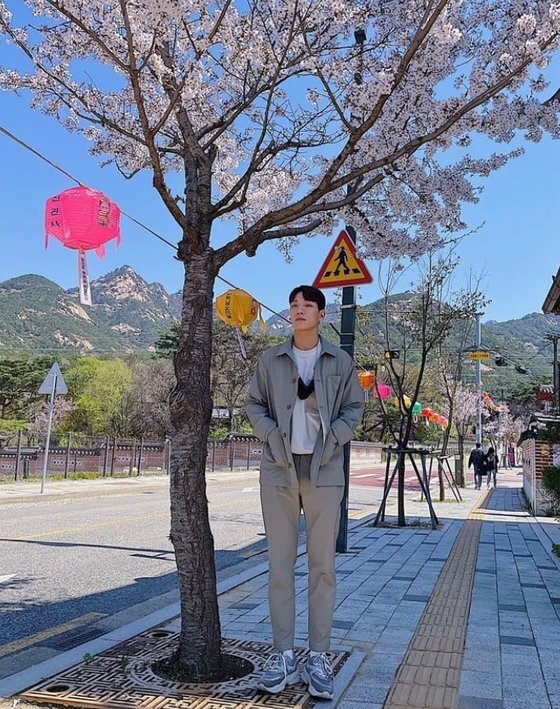 Actor Kim Kyungnam has encouraged OK Photon Should catch the premiereKim Kyoungnam posted a picture on his SNS on the 10th with an article called Okay Day.Kim Kyungnam in the public photo stands under Sweet Cherry and poses casually. The length of the legs and the tall visuals catch the eye.The fans who saw the photos responded such as Waiting in the first row of rooms, How many legs and It is cool.On the other hand, KBS2 weekend drama OK Photon, starring Kim Kyoungnam, is a mystery thriller melodrama that begins with all the family members being identified as murder suspects in the murder of their mother during their parents divorce lawsuit.Kim Kyungnam plays Han Ye-seul, the second son of Lee Byung-joon (played by Handolse) in the play; broadcasts every Saturday and Sunday at 7:55 p.m.