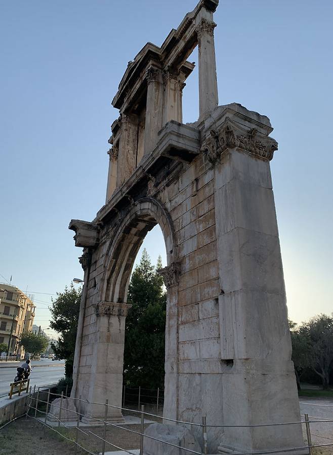 하드리아누스 개선문. 제우스 신전으로 들어가는 문으로 로마 황제 하드리아누스의 방문을 기념하여 세워졌다.