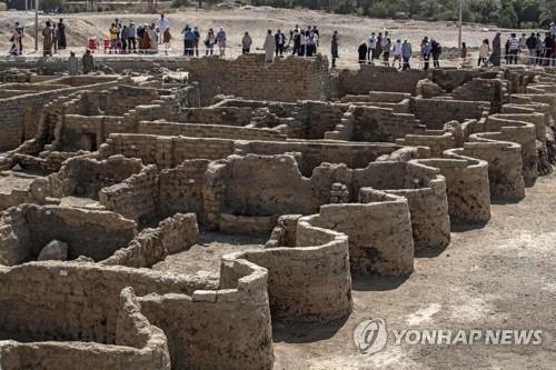 이집트 발굴팀이 남부 룩소르 서안에서 발굴한 3천400년 전 도시 유적지 전경 [AFP=연합뉴스]