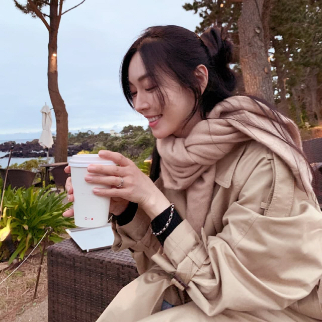 Actor Kim So-yeon and Lee Sang-woo left Vacation to share their daily routine as if it were a photo shoot.Kim So-yeon posted several photos and short videos on his Instagram on the 11th without any comment.In the public photos and videos, Lee Sang-woo, who left Vacation together, seemed to have taken it, and it was a daily photo and video, but it boasted a perfect beauty that seemed to be a photo shoot.Previously, he showed off his pure beauty, which is completely different from Chun Seo-jin of Pent House 2.Meanwhile, Lee Sang-woo and Kim So-yeon developed into a lover in 2016 with the relationship with Drama Gahwaman Sungsung and married the following year.