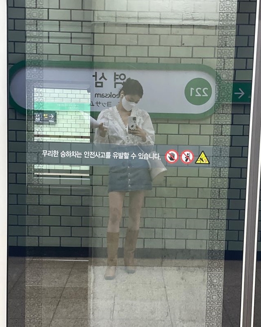 Girl group Weki Meki member Kim Do-yeon (22) has revealed the latest situation.Kim Do-yeon posted a picture on Instagram on the 10th, Its so good because my clothes are light.Its a sophisticated fashion that matches long boots in a white blouse and denim miniskirt. Its a picture taken on the street, with a superior beauty, including Kim Do-yeons tiny face.The company also released selfie photos of the reflection on the screen door at Yeoksam Station; netizens responded, I wanted to see and more.