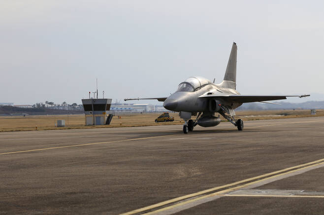 국산 경공격기 FA-50이 말레이사아의 신규 경전투기 도입 사업에서 중국과 파키스탄이 공동 개발한 JF-17과 치열한 경합을 벌이는 것으로 전해졌다. 활주로에서 이륙 준비중인 FA-50. [헤럴드DB]