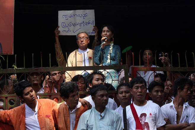 2010년 가택연금에서 풀려나기 전 수치 고문이 지지자들에게 연설하는 모습. 세계일보 자료사진